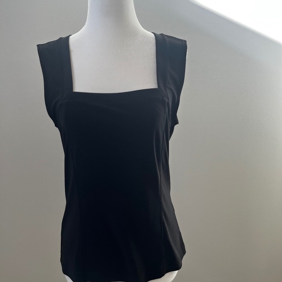 Black shell with becoming neckline - Picture 1 of 4